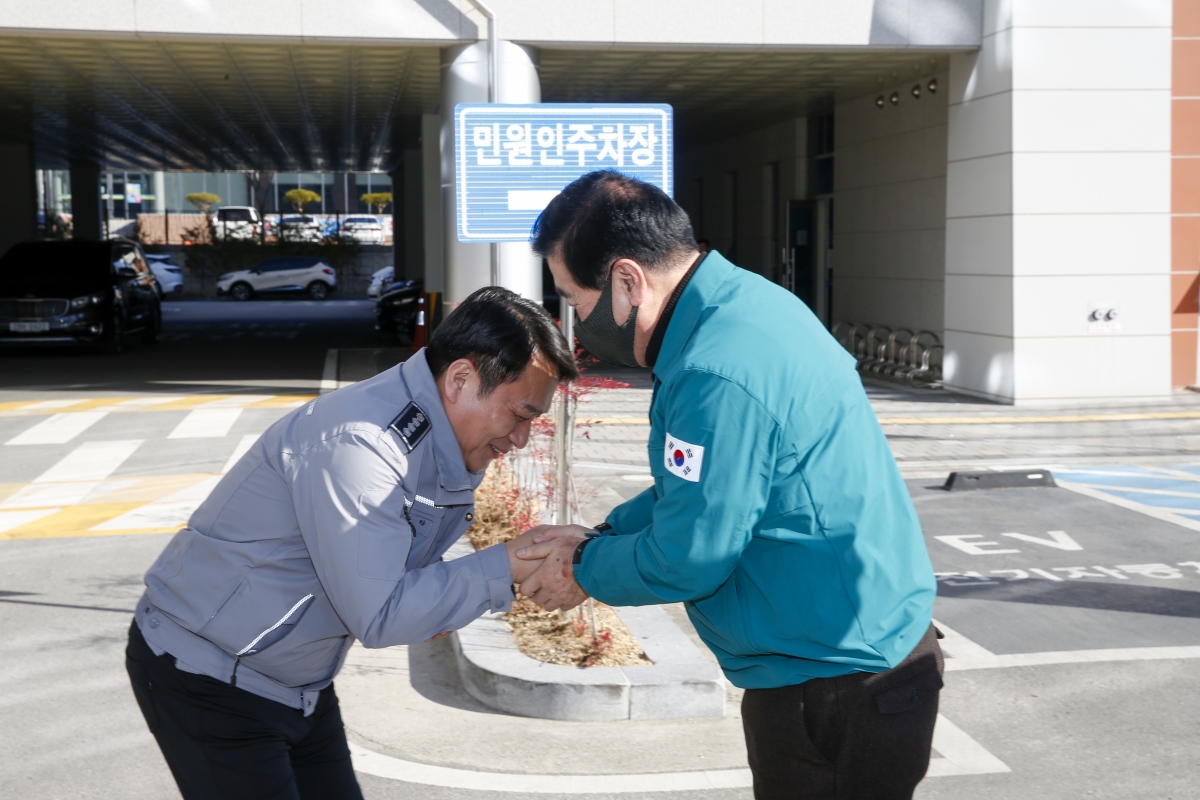 20230120-053[_P7U9967-1-설 맞이 구미경찰서 방문 격려.jpg