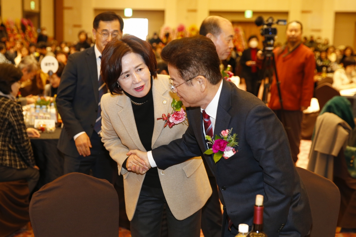 20230203-006[_P7U0939-1-경북 여성기업인협의회 회장 이·취임식.jpg