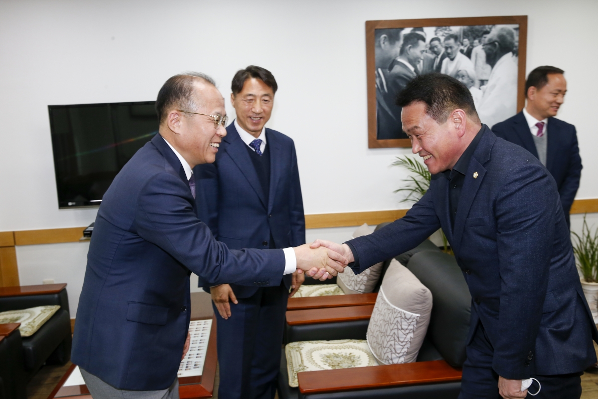 20230209-024[_P7U1594-1-장종근 신임 구미경찰서장 의회방문.jpg