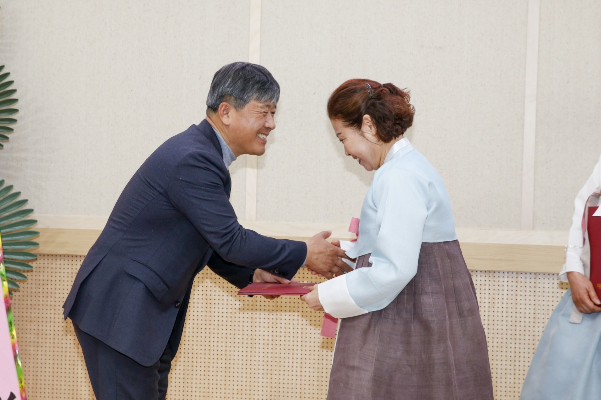 20230214-013[_P7U2072-1-한국생활개선구미시연합회 회장단 이·취임식 및 교육.jpg
