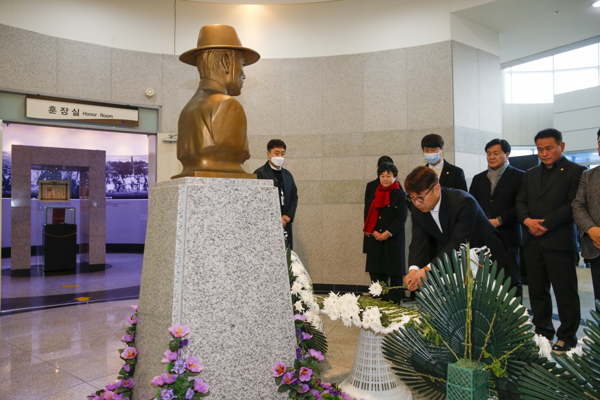 20230301-034[_P7U3264-1-3·1절 기념 왕산 허위 선생 추념.jpg