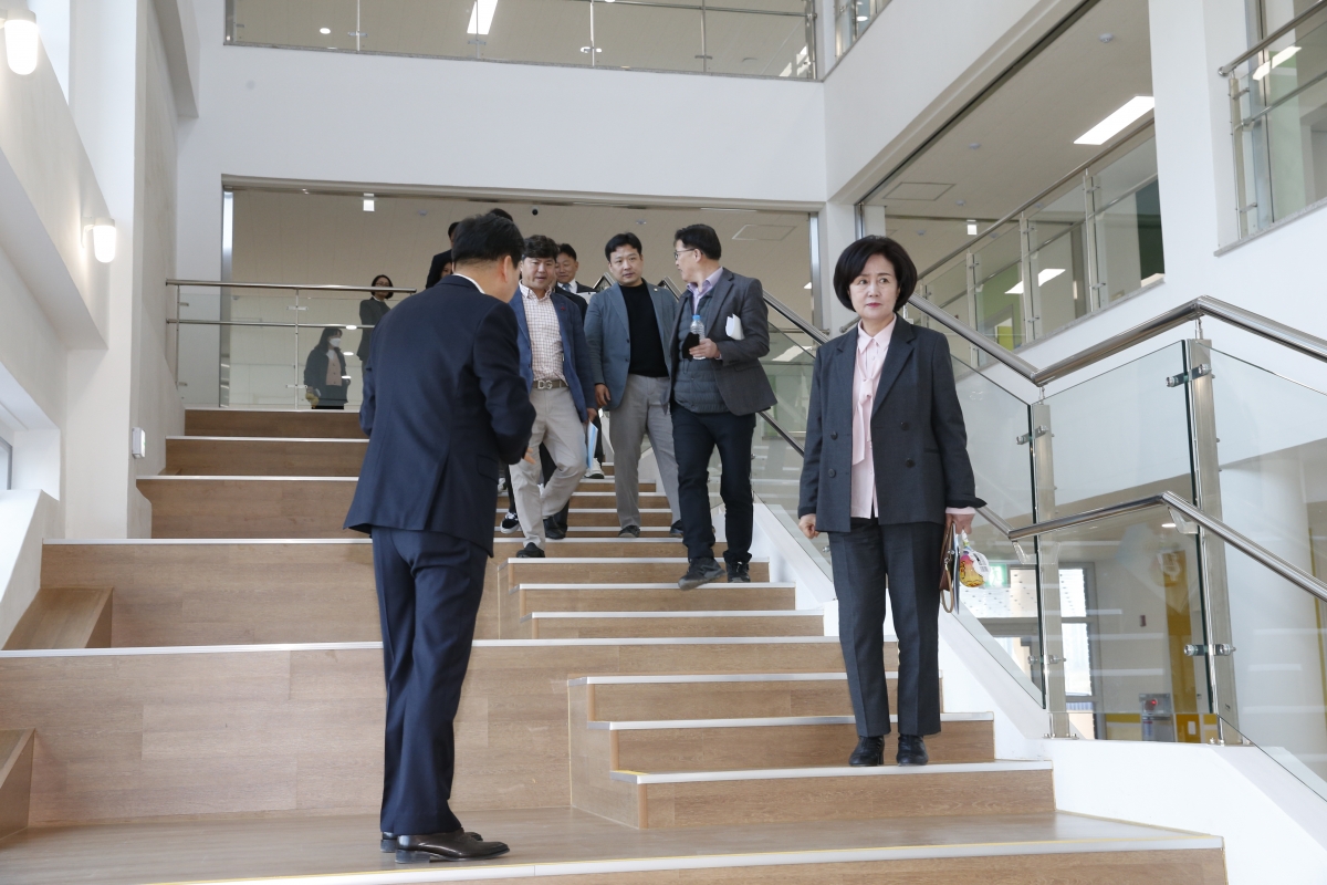 20230314-036[_P7U4640-1-제265회 임시회시 기획행정위원회 강동청소년문화의집 현장방문.jpg
