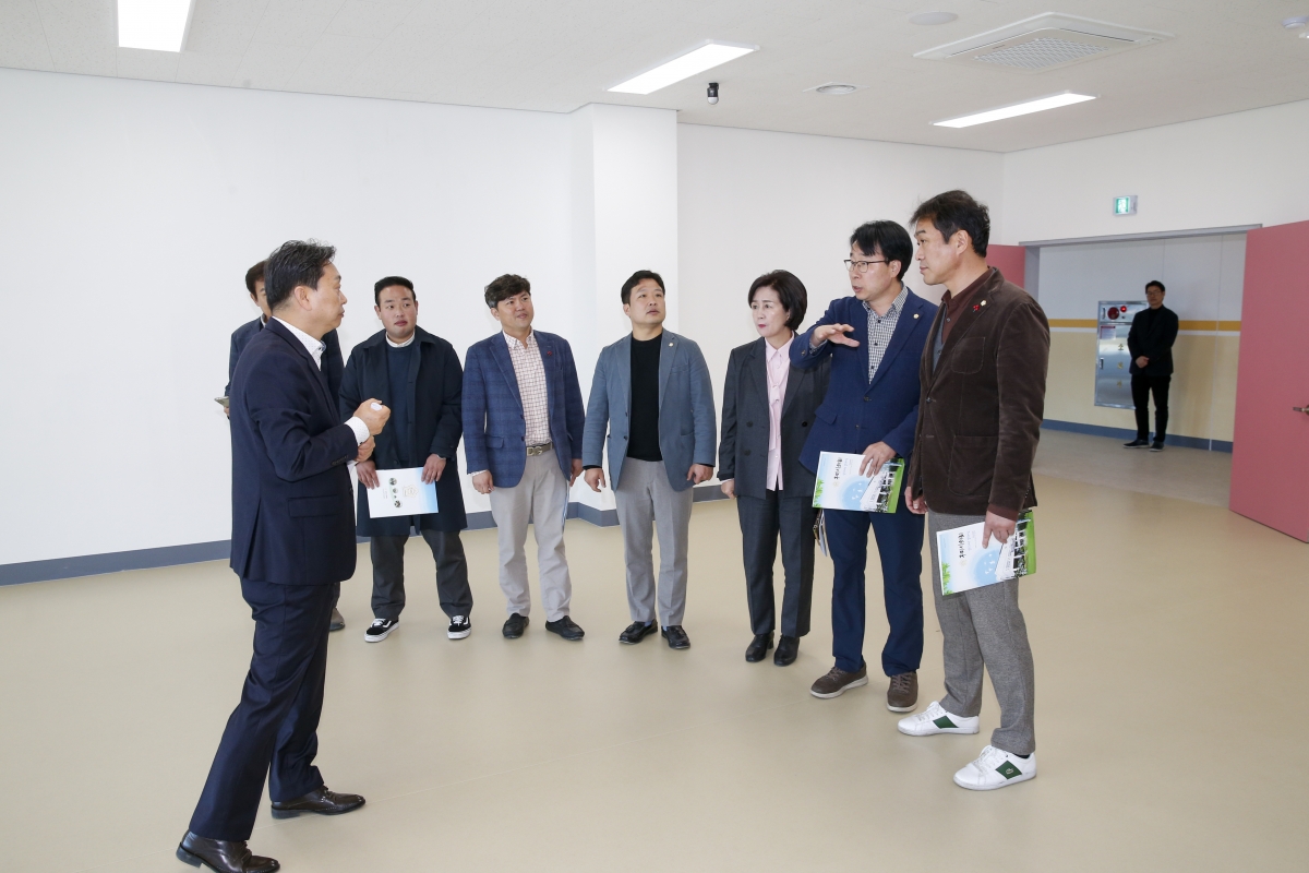 20230314-044[_P7U4655-1-제265회 임시회시 기획행정위원회 강동청소년문화의집 현장방문.jpg
