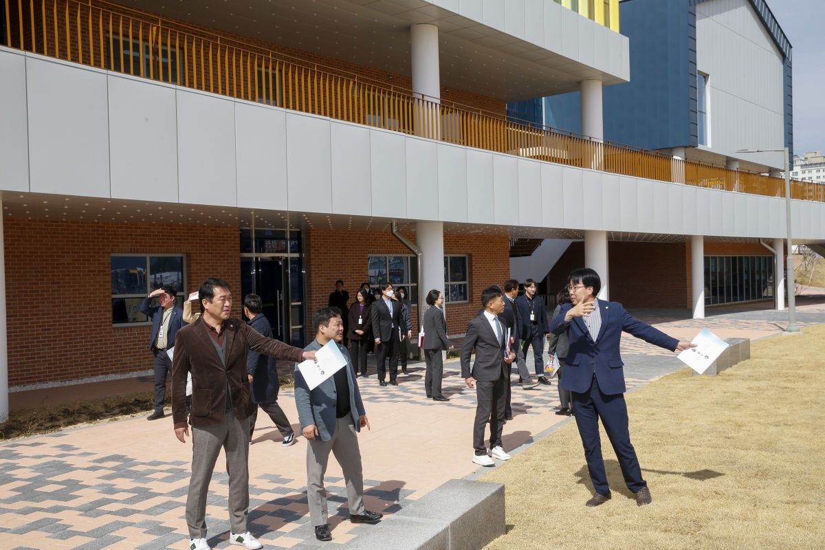 20230314-051[_P7U4673-1-제265회 임시회시 기획행정위원회 강동청소년문화의집 현장방문.jpg
