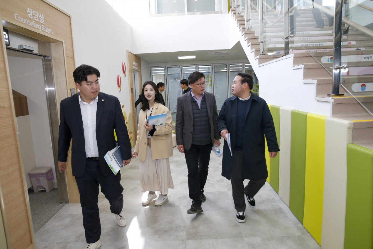 20230314-078[_P7U4748-1-제265회 임시회시 기획행정위원회 육아종합지원센터 현장방문.jpg