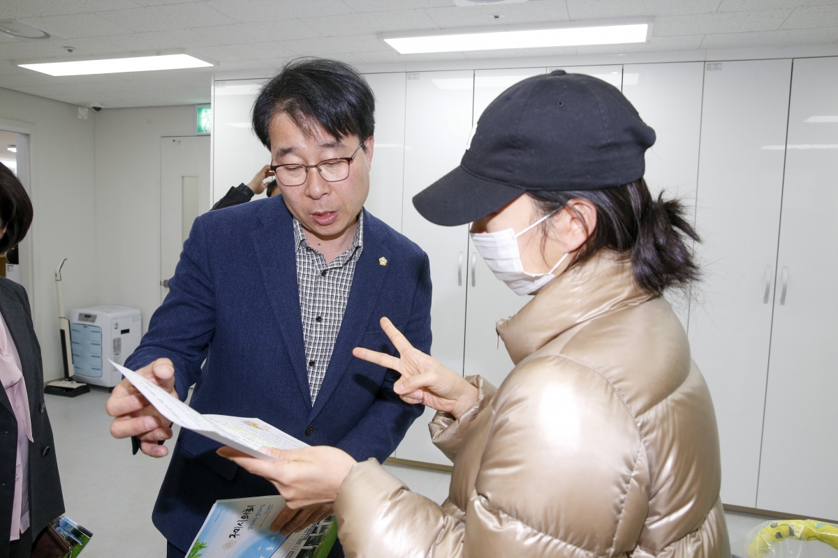 20230314-068[_P7U4719-1-제265회 임시회시 기획행정위원회 육아종합지원센터 현장방문.jpg