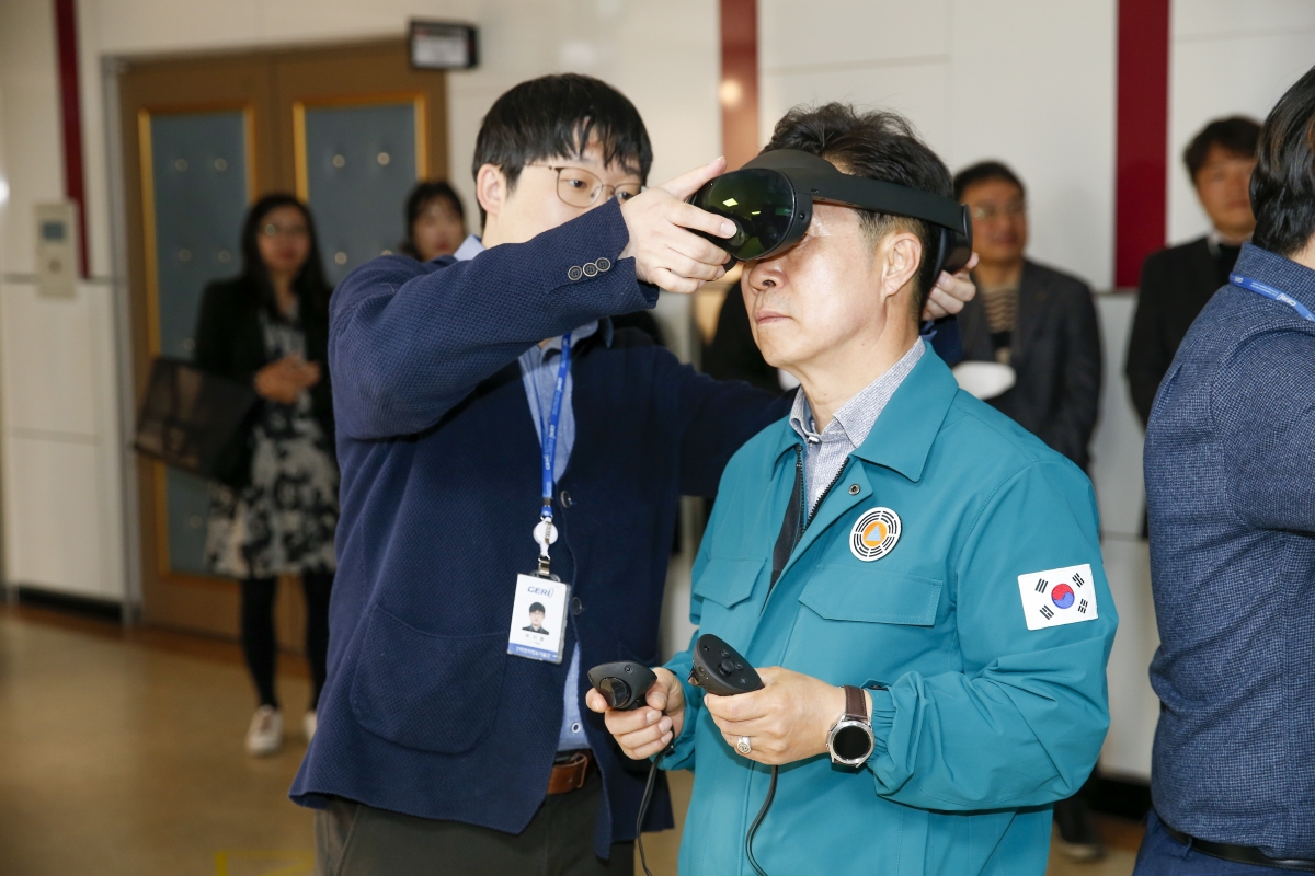 20230315-046[_P7U4964-1-제265회 임시회시 산업건설위원회 구미전자정보기술원 분원 현장방문.jpg