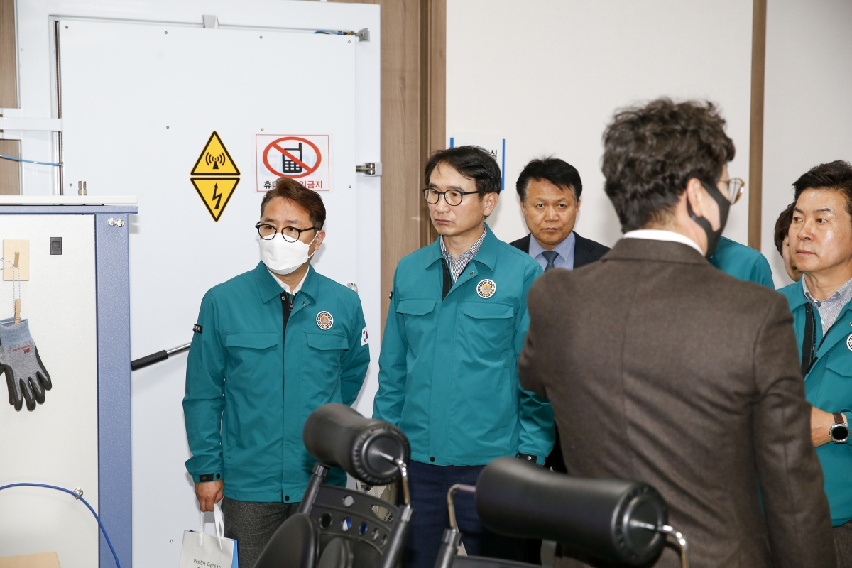 20230315-086[_P7U5066-1-제265회 임시회시 산업건설위원회 구미전자정보기술원 분원 현장방문.jpg