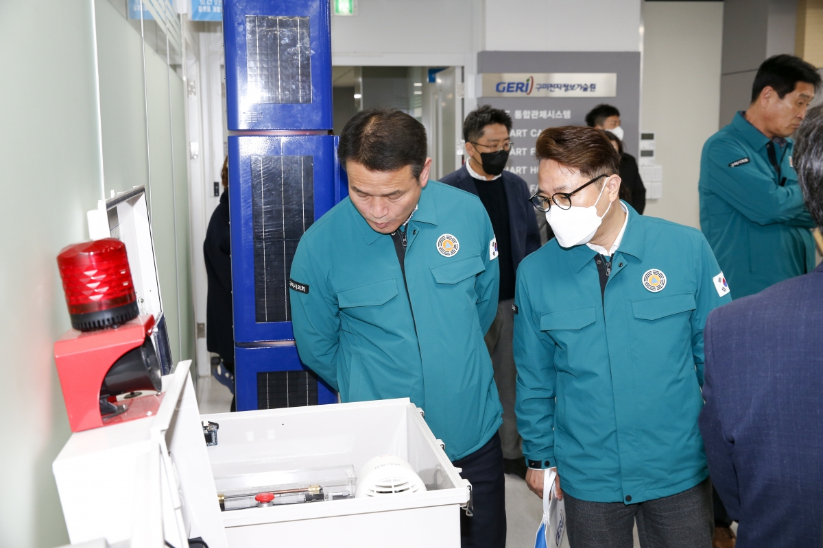 20230315-035[_P7U4934-1-제265회 임시회시 산업건설위원회 구미전자정보기술원 분원 현장방문.jpg
