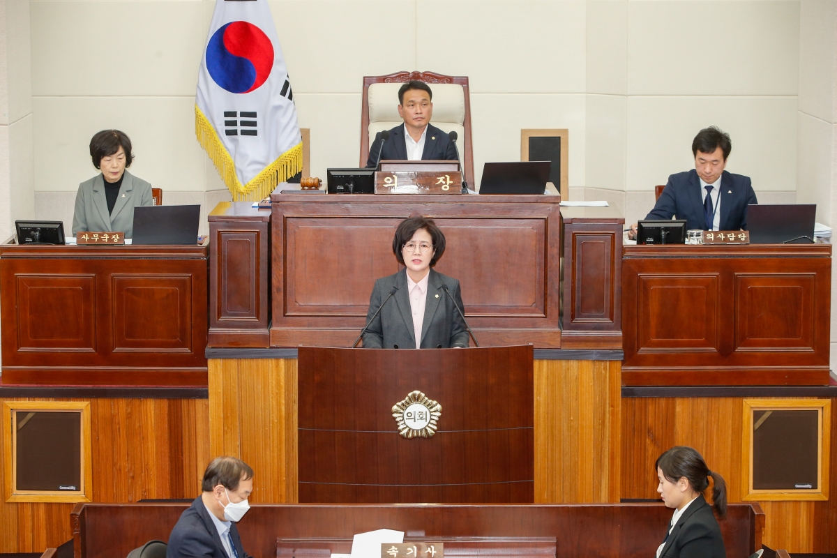 20230316-022[_P7U5181-제265회 임시회 제2차 본희의시 이명희 기획행정위원장 상임위원회 활동결과보고.JPG