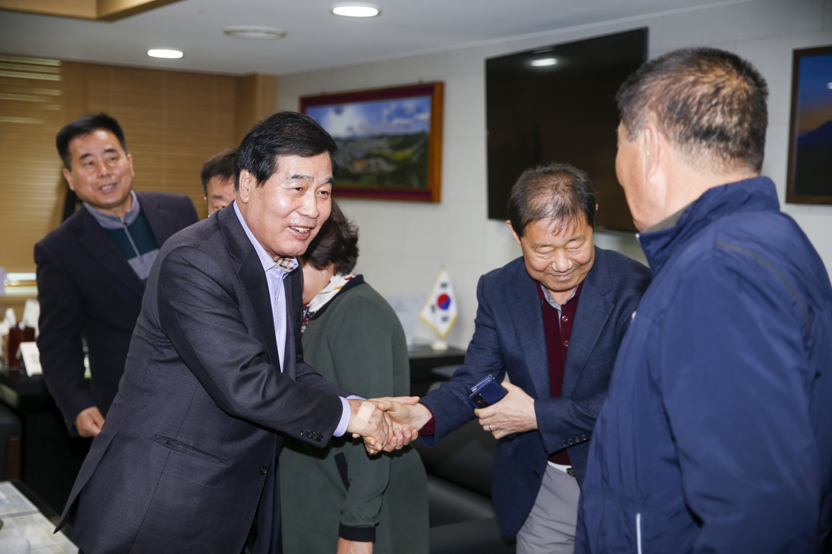 20230327-002[_P7U5530-1-구미시 이·통장연합회장 일행 의장실 방문.jpg