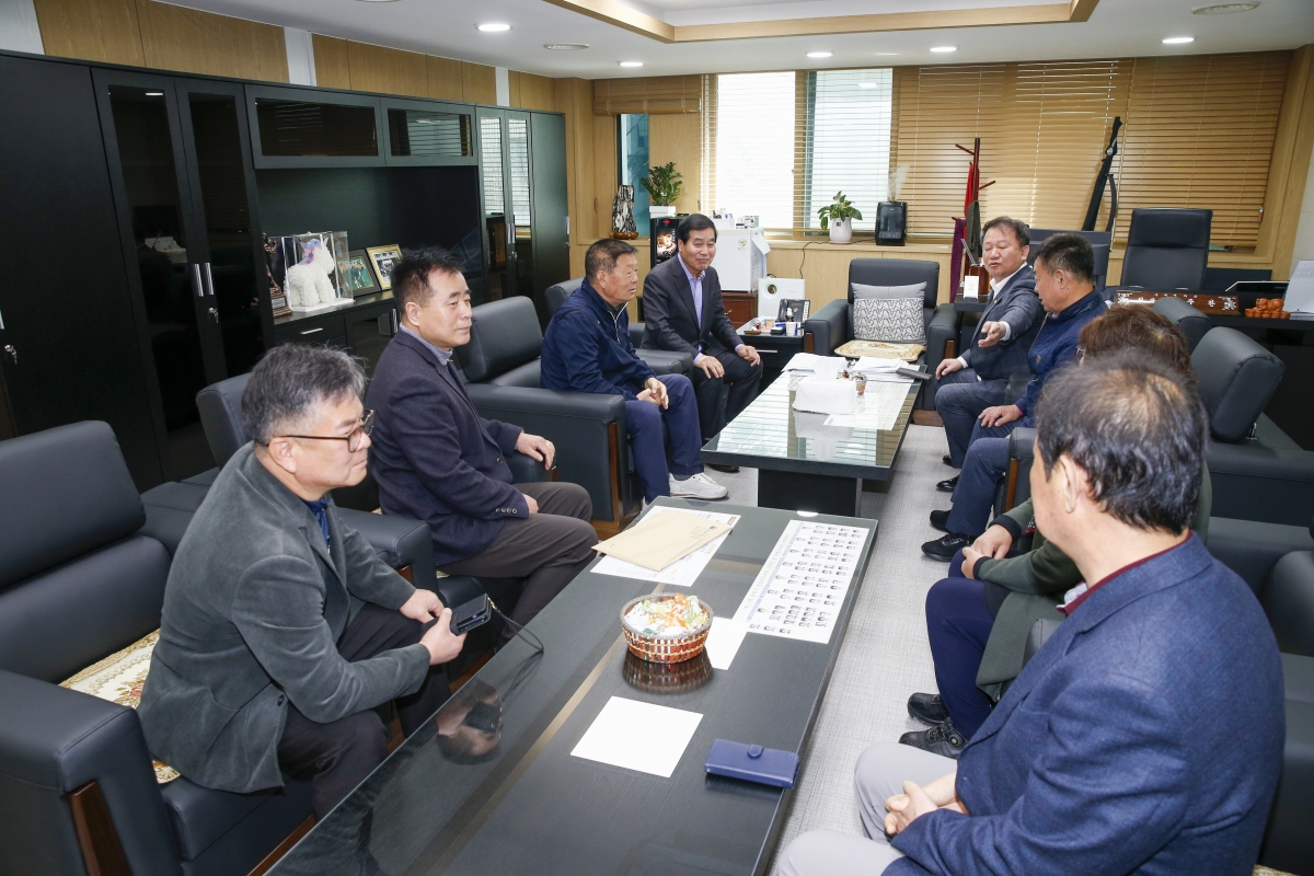 20230327-006[_P7U5538-1-구미시 이·통장연합회장 일행 의장실 방문.jpg