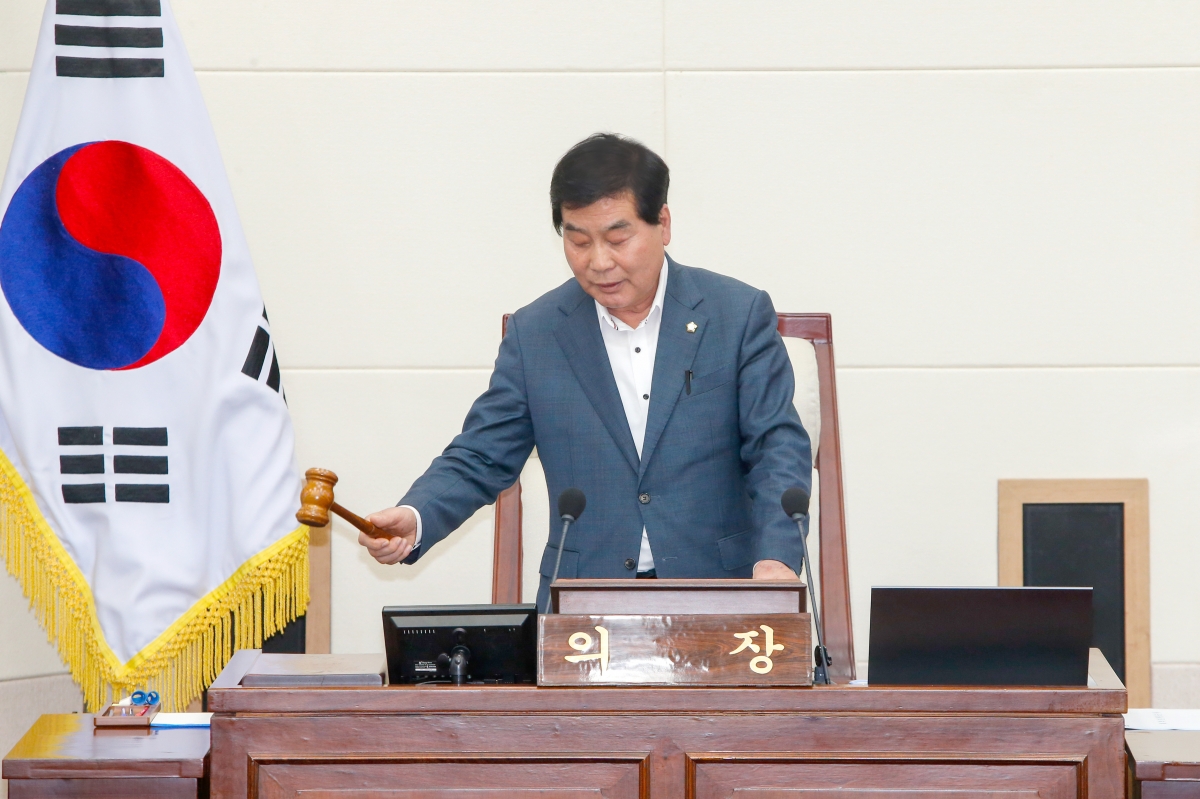 20230412-035[_P7U7363-제266회 임시회 제1차 본회의시 안주찬 의장 회의주재.jpg