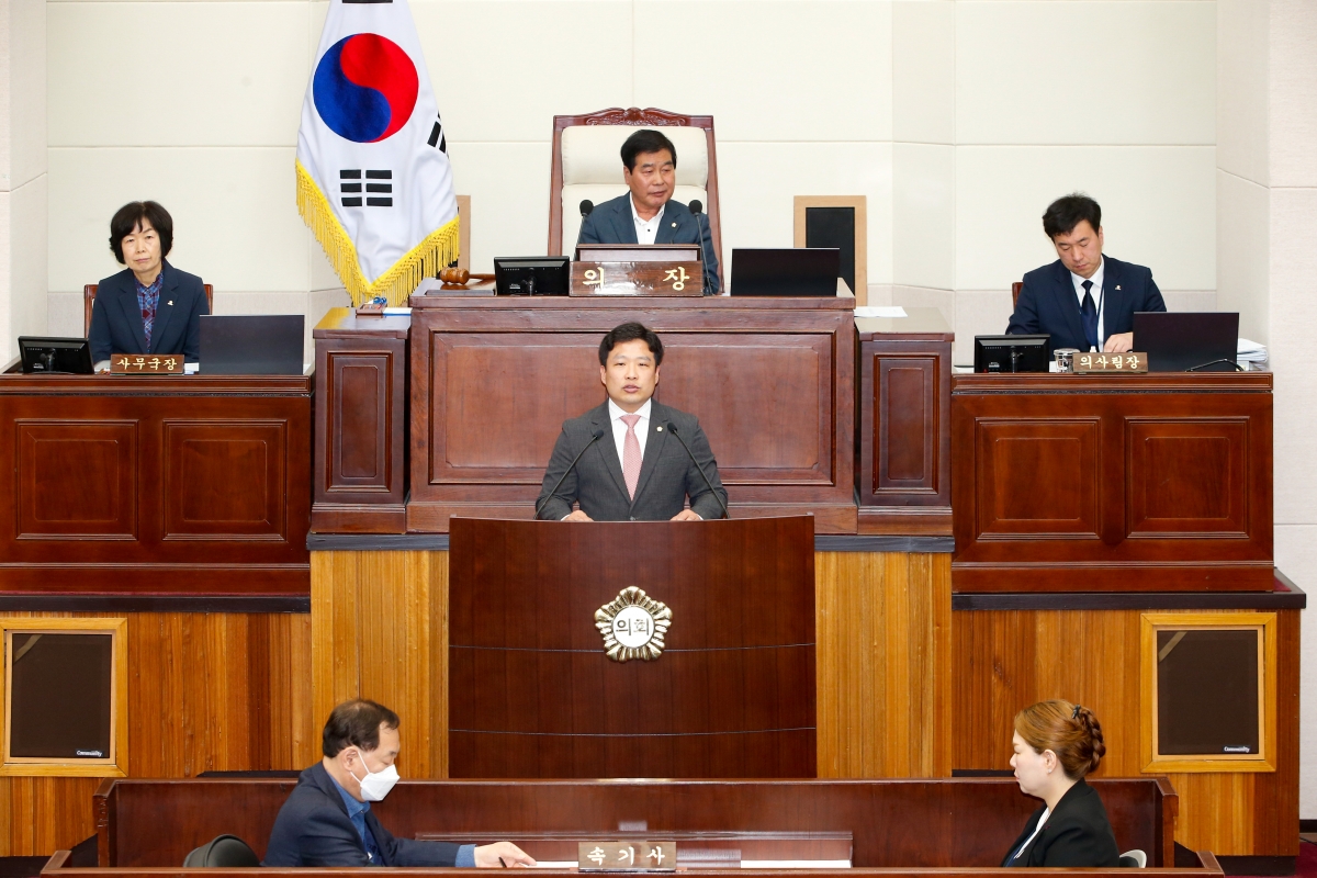 20230412-024[_P7U7340-제266회 임시회 제1차 본회의시 김원섭 의원 5분 자유발언.JPG