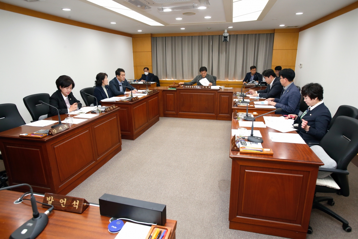 20230413-002[_P7U7689-제266회 임시회 의회운영위원회 조례안 심사활동.JPG
