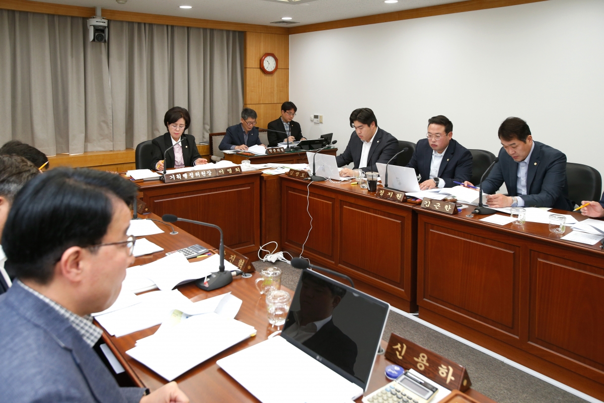 20230413-016[_P7U7768-제266회 임시회 기획행정위원회 조례안 심사활동.jpg