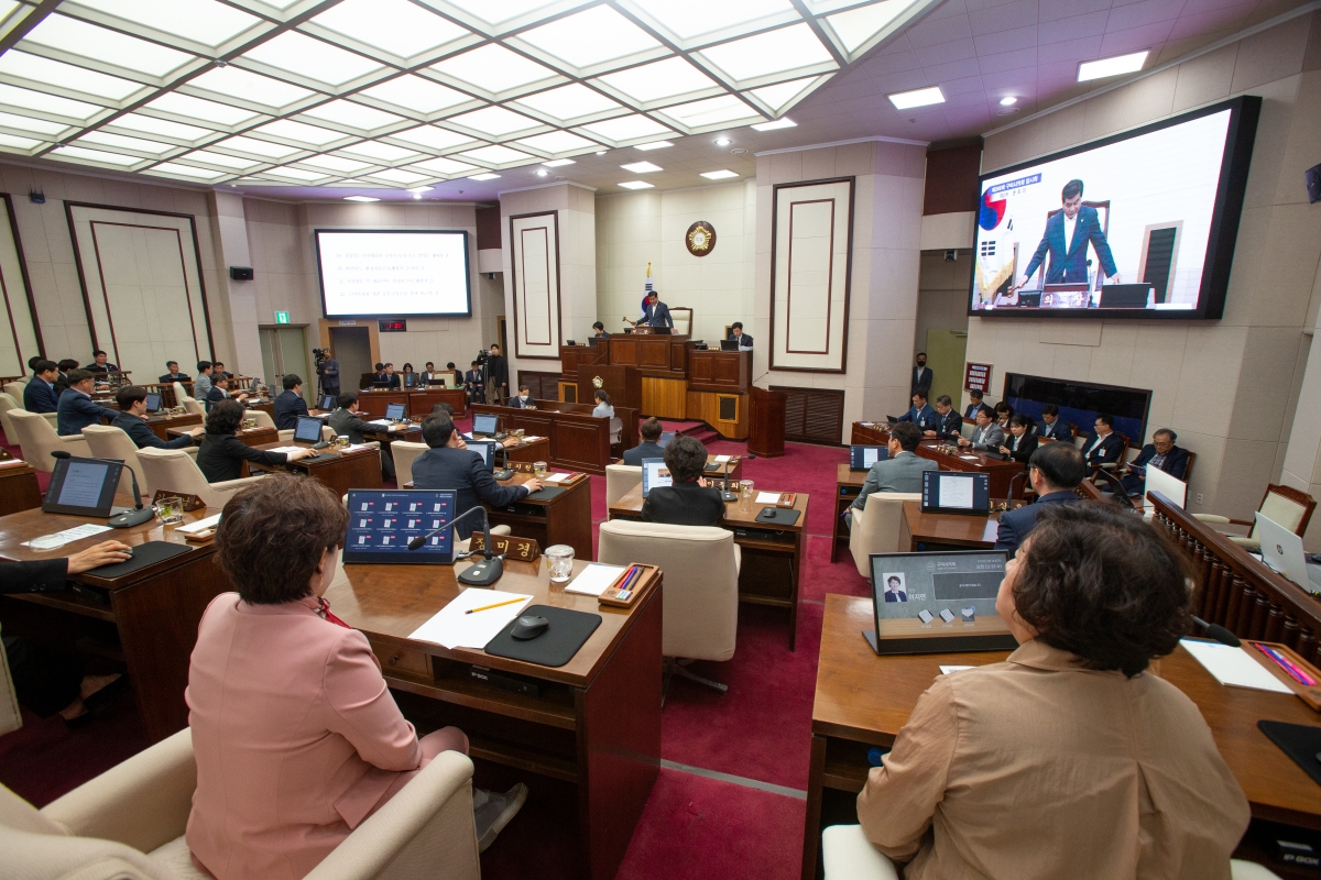 20230418-024[_P7U8600-제266회 임시회 제2차 본회의시 안주찬 의장 회의주재.JPG