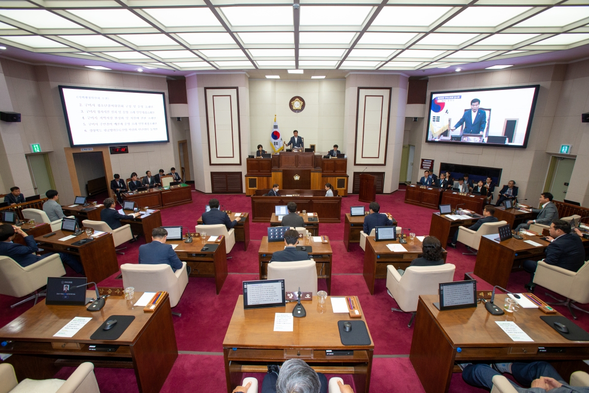 20230418-002[_P7U8569-제266회 임시회 제2차 본회의시 안주찬 의장 회의주재.JPG