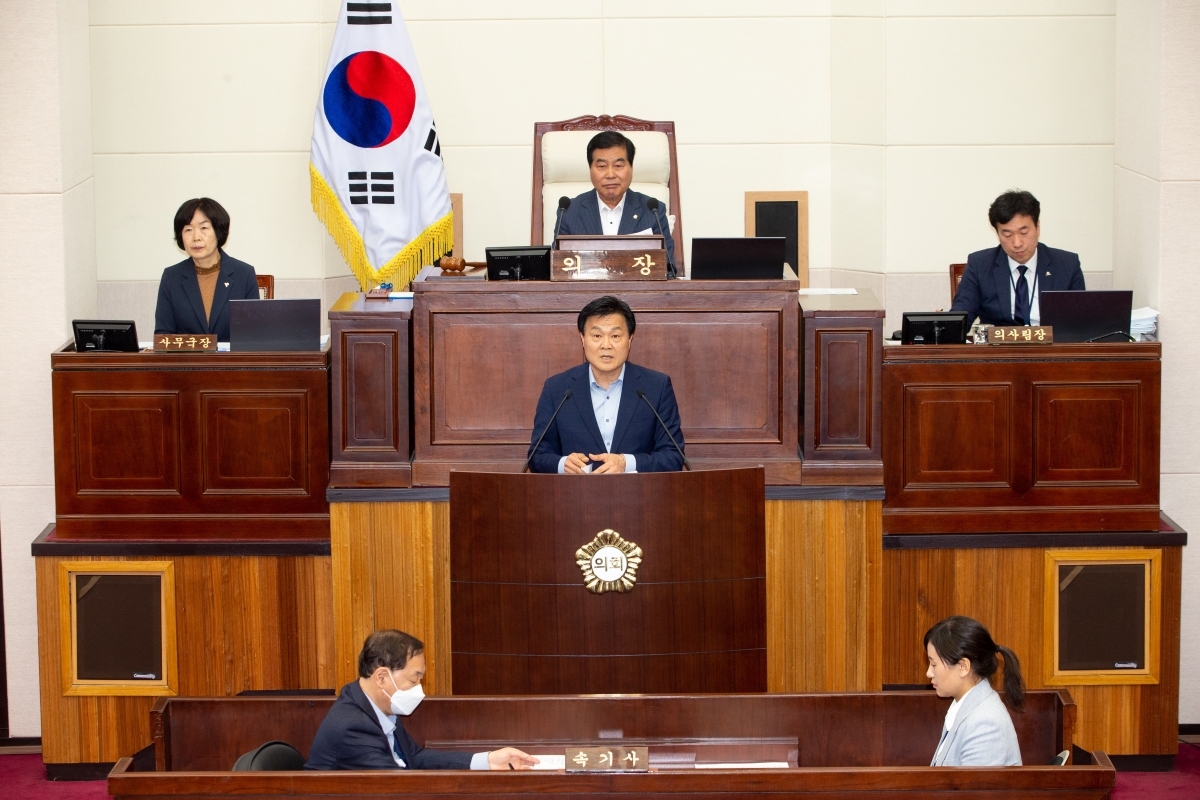 20230418-007[_P7U8552-제266회 임시회 제2차 본회의시 김영태 의회운영위원장 상임위원회 활동결과보고.JPG