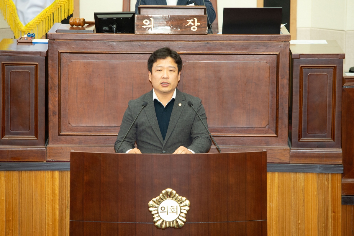 20230418-010[_P7U8559-제266회 임시회 제2차 본회의시 김원섭 기획행정위원회간사 상임위원회 활동결과보고.JPG