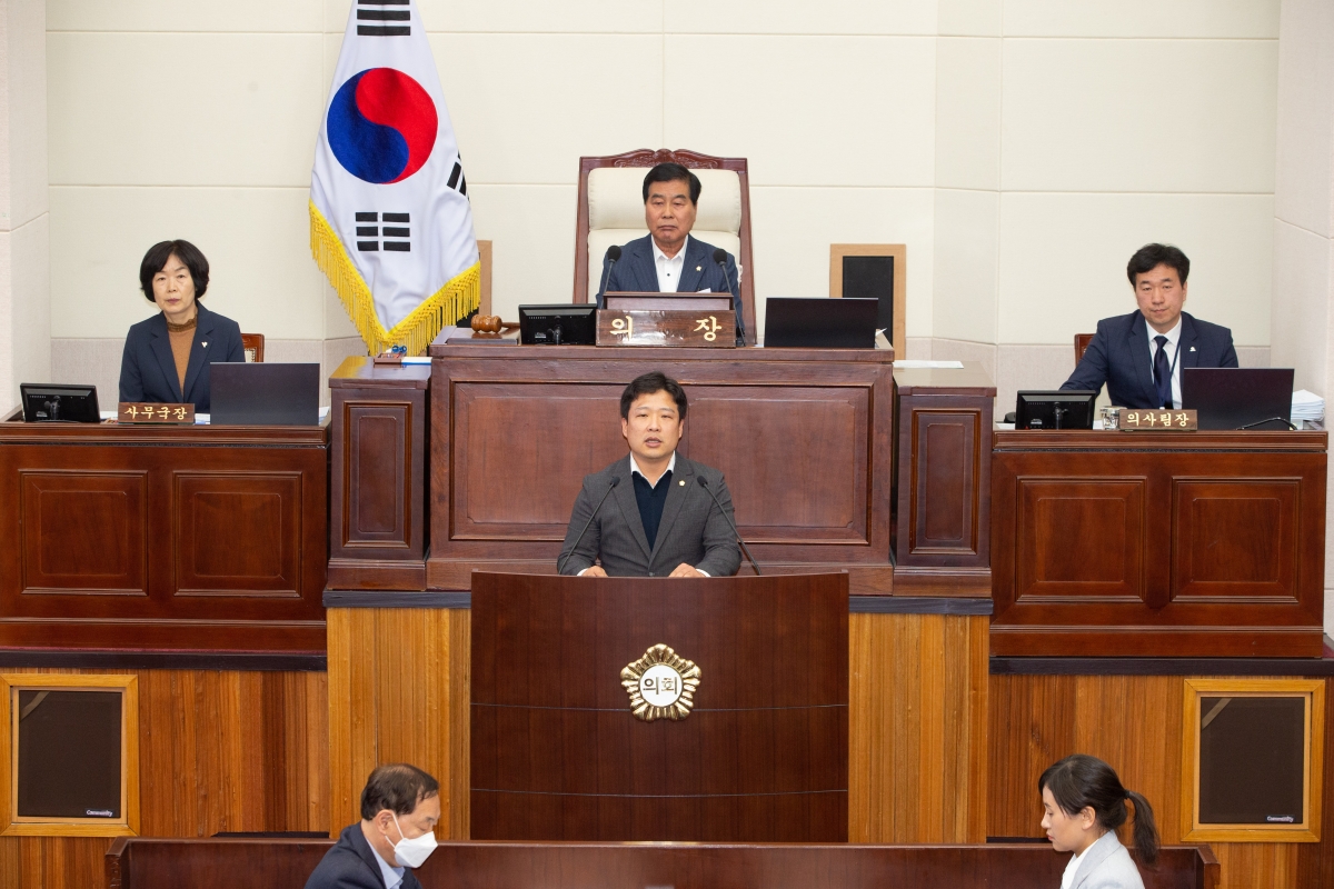 20230418-012[_P7U8561-제266회 임시회 제2차 본회의시 김원섭 기획행정위원회간사 상임위원회 활동결과보고.JPG