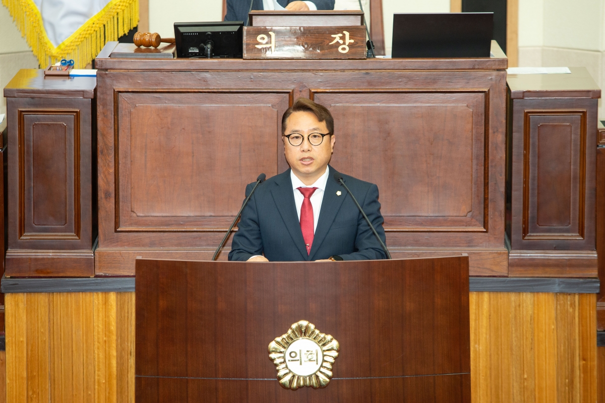 20230418-014[_P7U8574-제266회 임시회 제2차 본회의시 김민성 산업건설위원회간사 상임위원회 활동결과보고.JPG