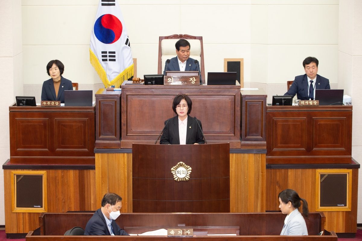 20230418-021[_P7U8592-제266회 임시회 제2차 본회의시 이명희 기획행정위원장 경상북도 안전체험관 구미 유치 촉구결의문 제안설명.JPG