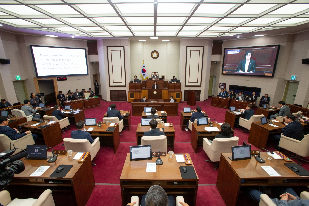 20230418-022[_P7U8593-제266회 임시회 제2차 본회의시 이명희 기획행정위원장 경상북도 안전체험관 구미 유치 촉구결의문 제안설명.JPG