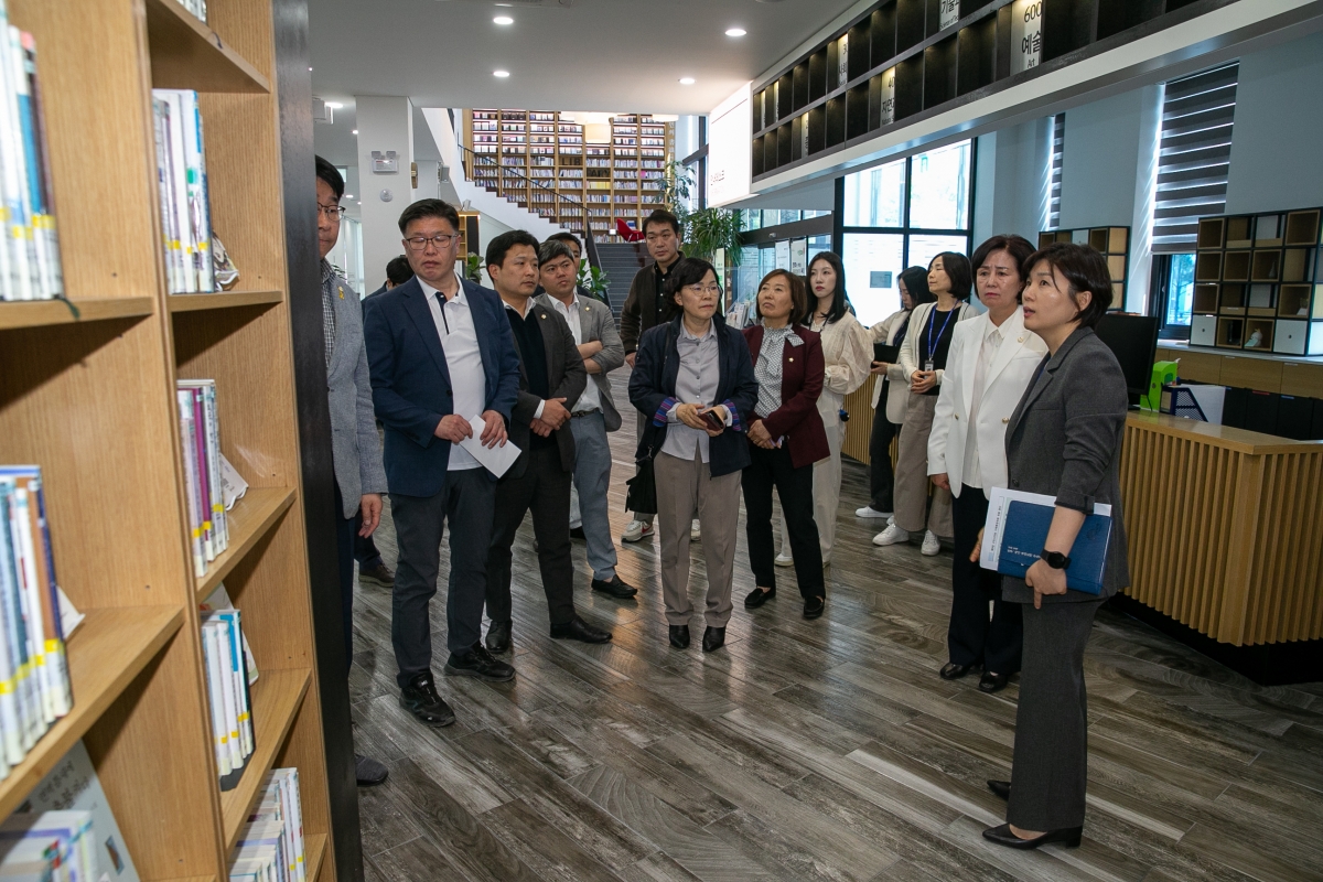 20230417-053[_P7U8269-제266회 임시회 기획행정위원회 전주시립도서관꽃심 비교견학.JPG