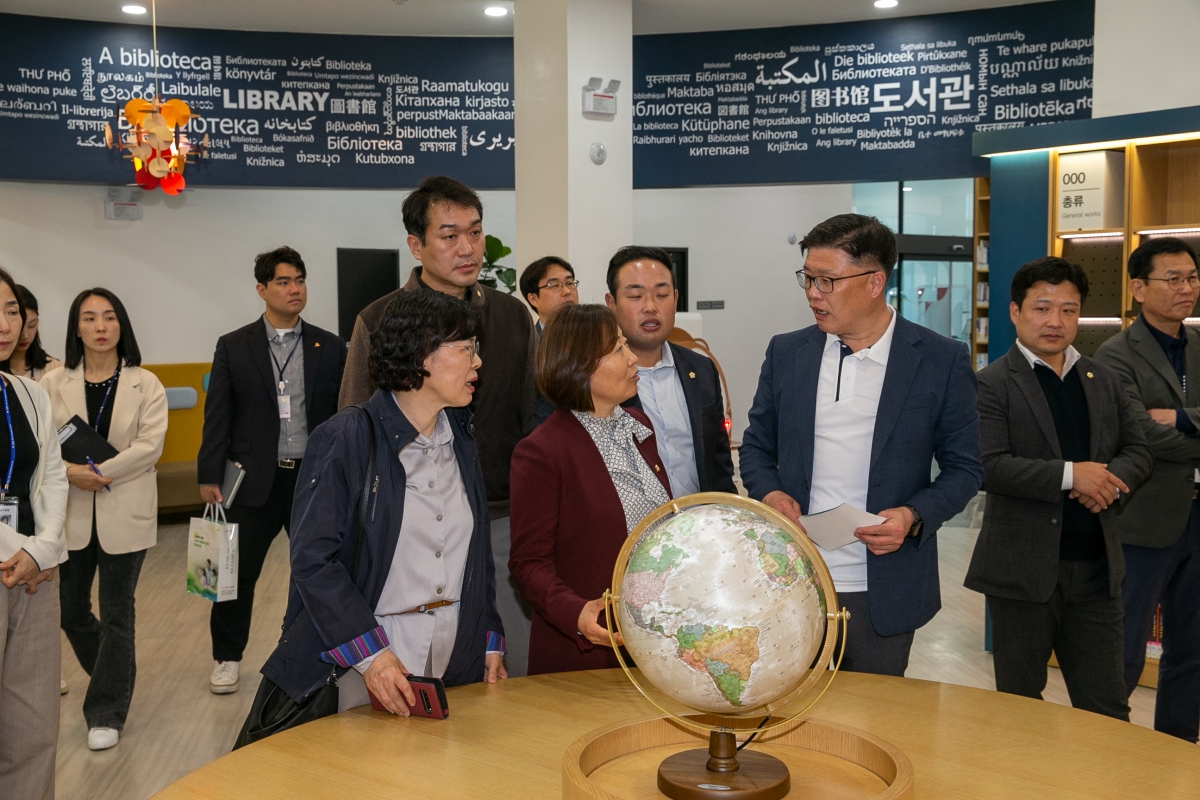 20230417-058[_P7U8288-제266회 임시회 기획행정위원회 전주시립도서관꽃심 비교견학.JPG