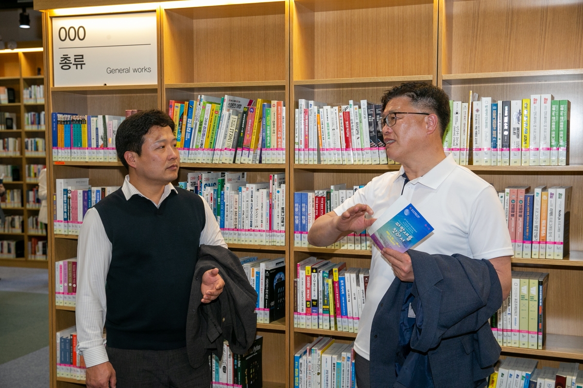 20230417-084[_P7U8358-제266회 임시회 기획행정위원회 전주시립도서관꽃심 비교견학.JPG