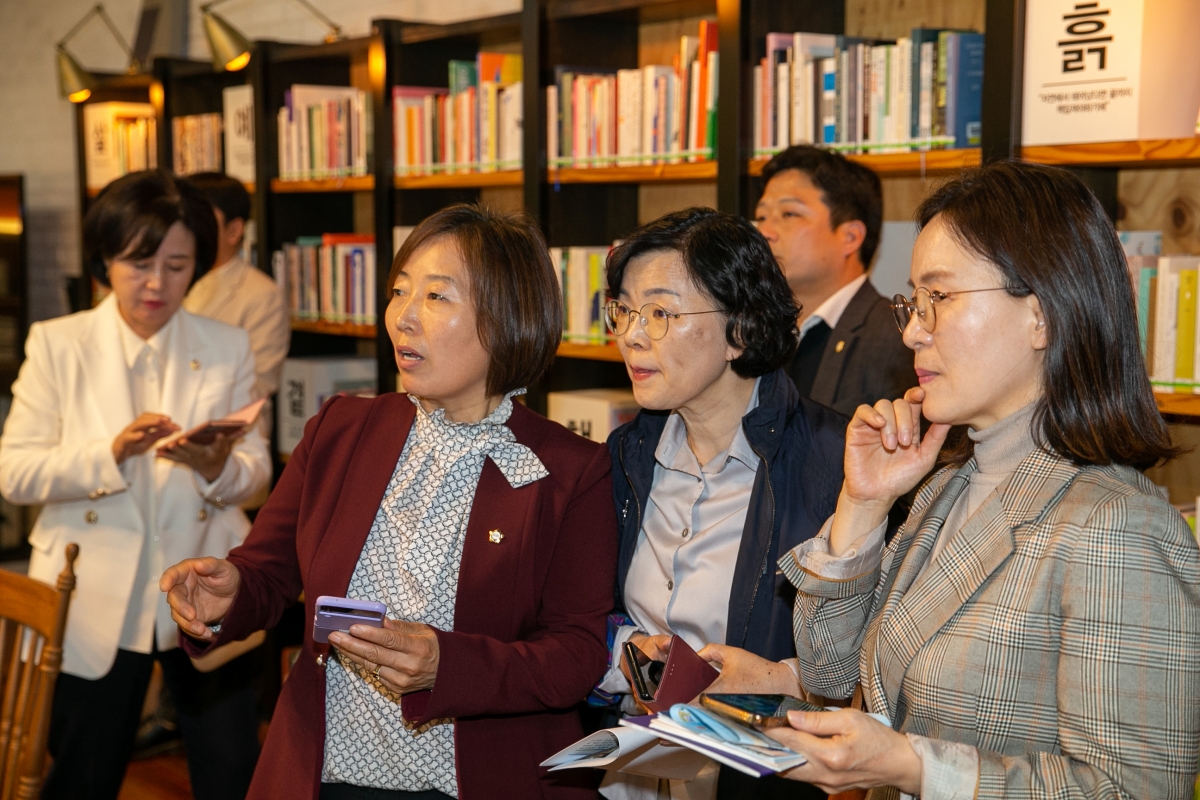 20230417-039[_P7U8214-제266회 임시회 기획행정위원회 전주시청내 책기둥도서관 비교견학.JPG