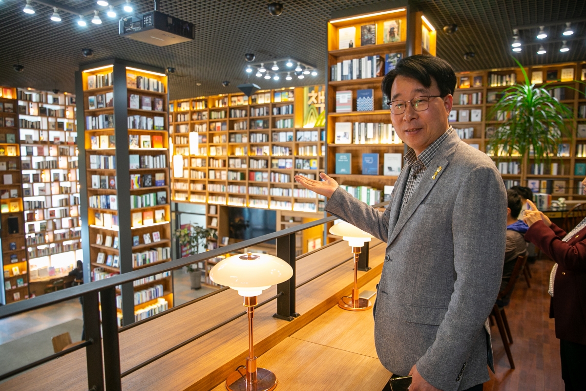 20230417-037[_P7U8212-제266회 임시회 기획행정위원회 전주시청내 책기둥도서관 비교견학.JPG