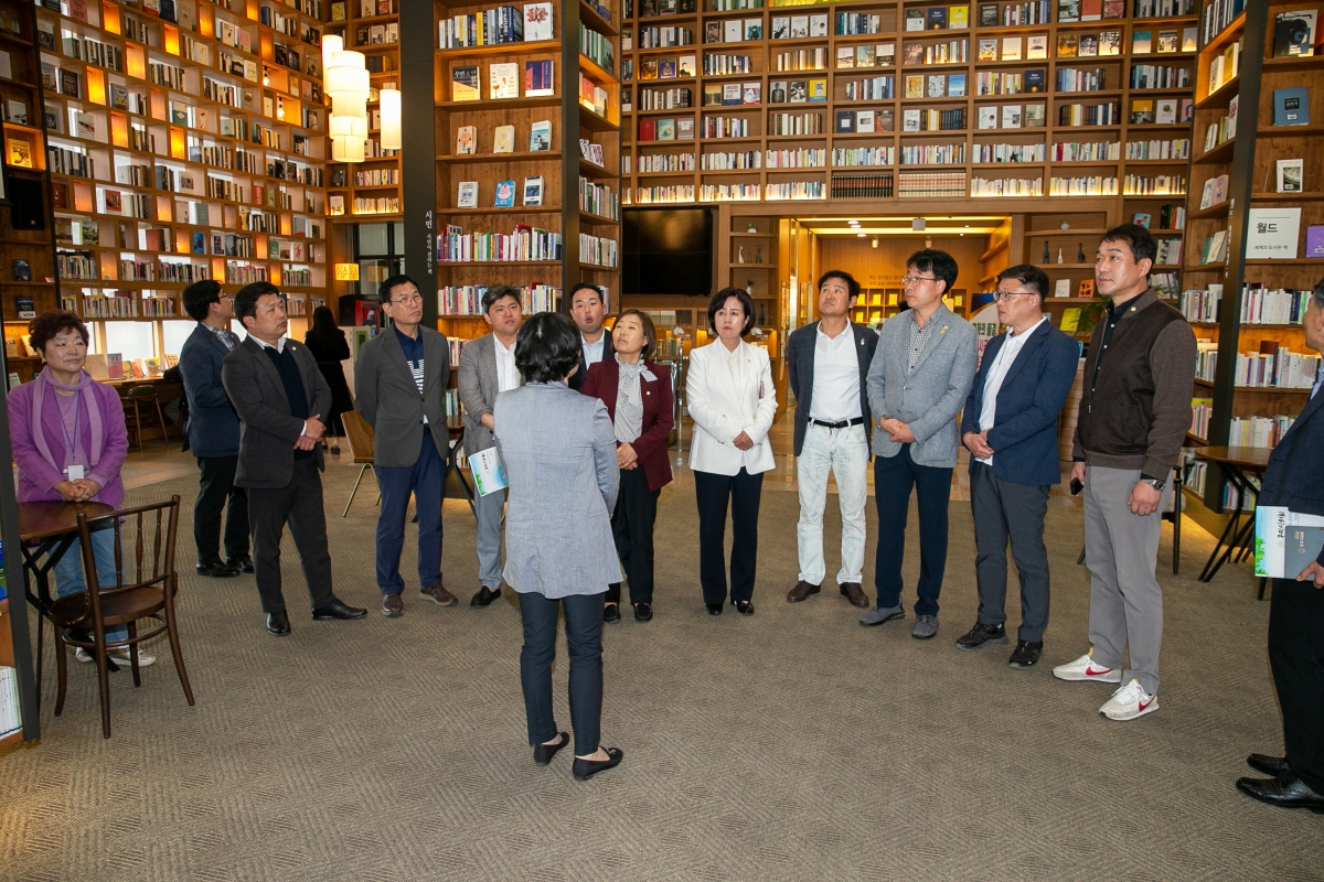 20230417-002[_P7U8136-제266회 임시회 기획행정위원회 전주시청내 책기둥도서관 비교견학.JPG