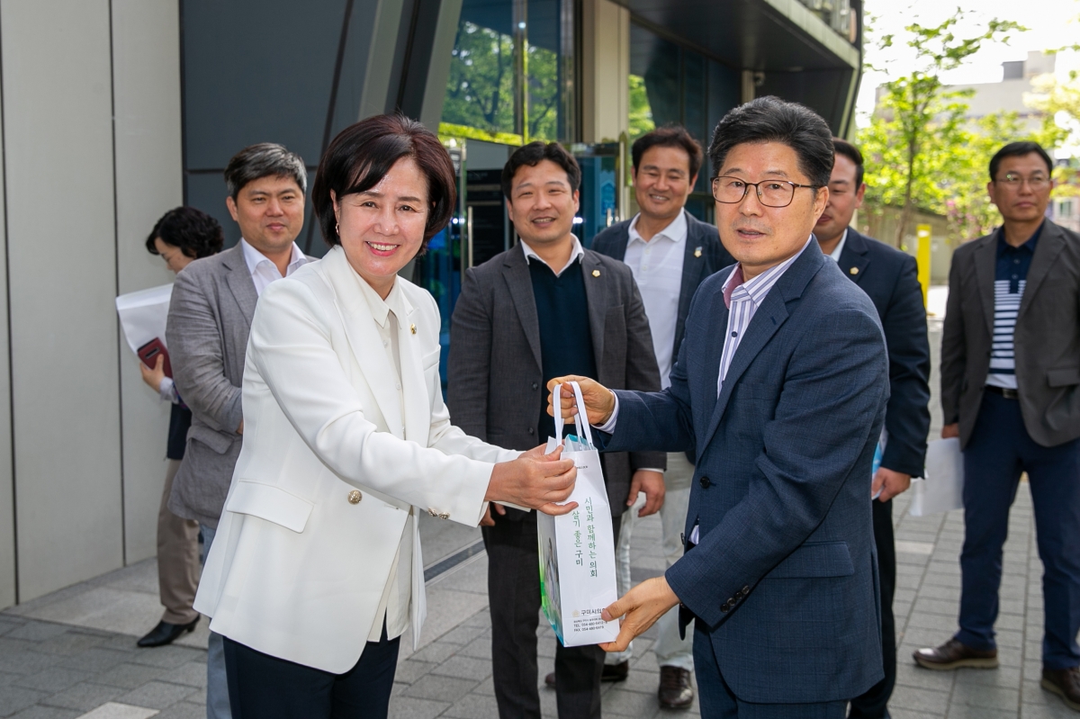 20230417-124[_P7U8457-제266회 임시회 기획행정위원회 전주시립도서관꽃심 비교견학.JPG