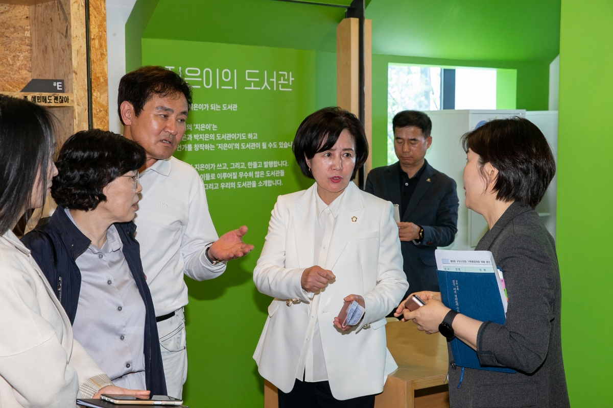 20230417-111[_P7U8413-제266회 임시회 기획행정위원회 전주시립도서관꽃심 비교견학.JPG