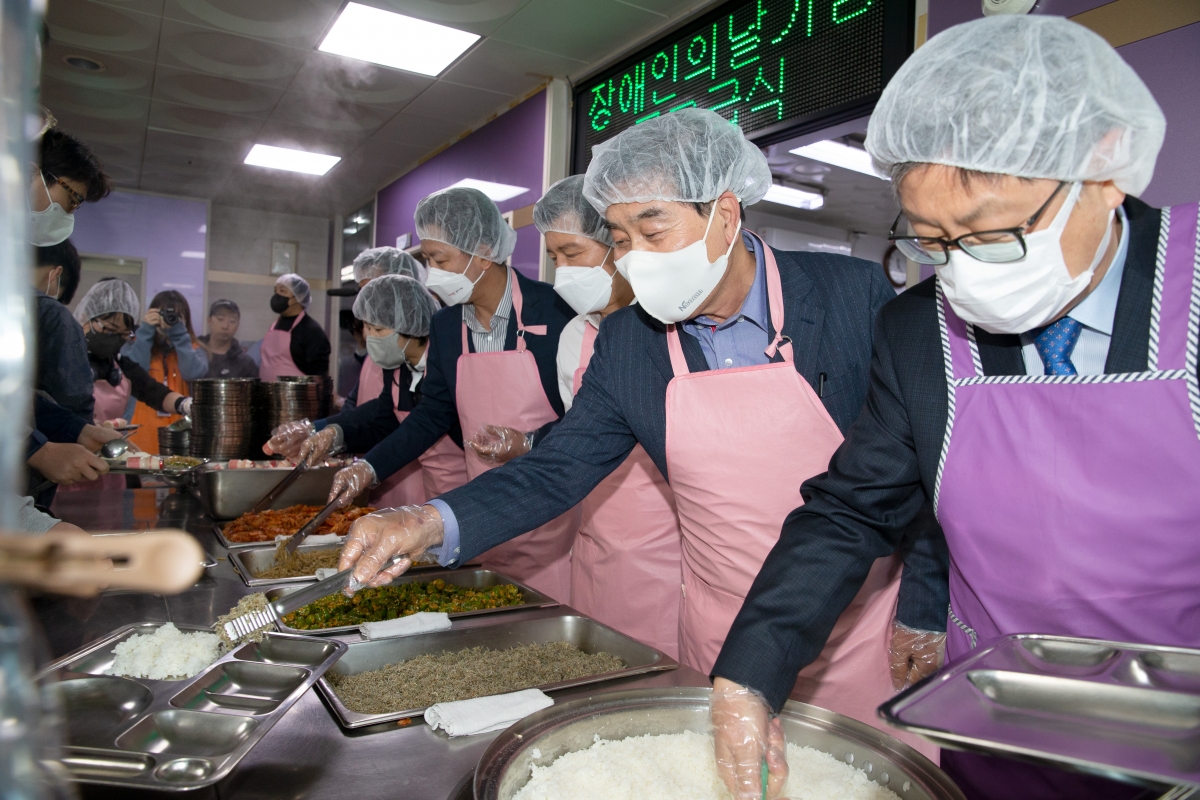 20230425-005[_P7U9133-제43회 장애인의 날 무료배식 봉사.jpg