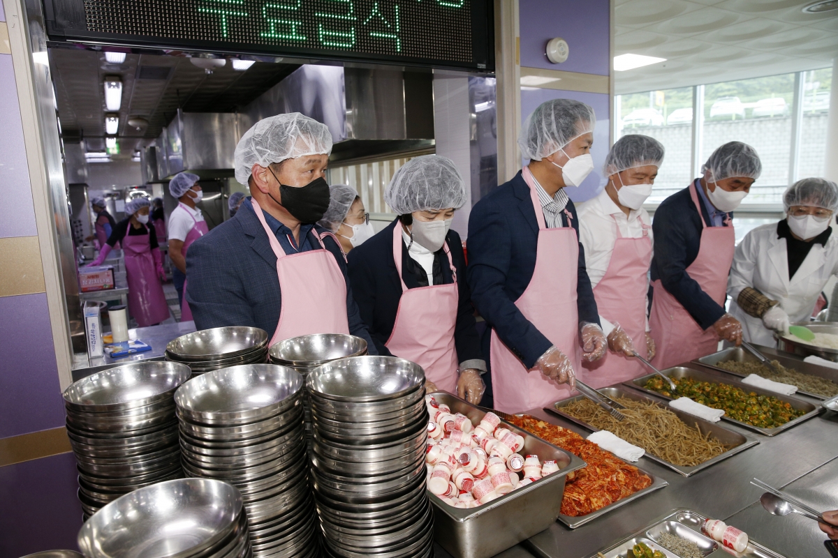 20230425-003[_P7U9120-제43회 장애인의 날 무료배식 봉사.jpg