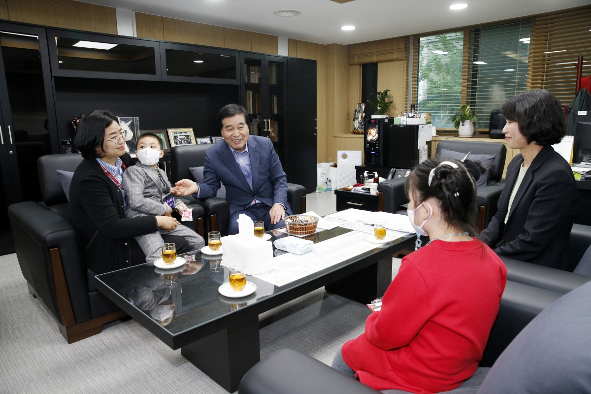 20230425-035[_P7U9289-제101회 어린이날 초청장 의장실 방문하여 전달.jpg