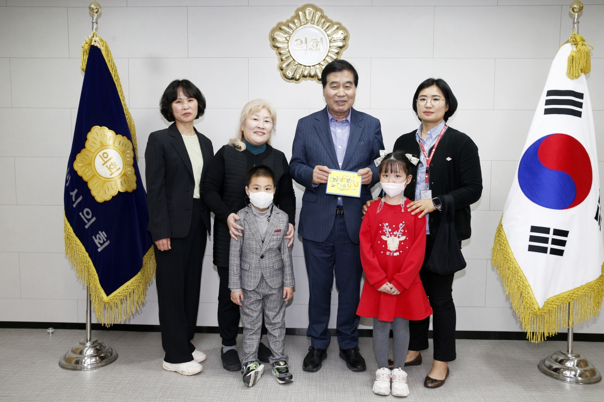 20230425-032[_P7U9261-제101회 어린이날 초청장 의장실 방문하여 전달.jpg