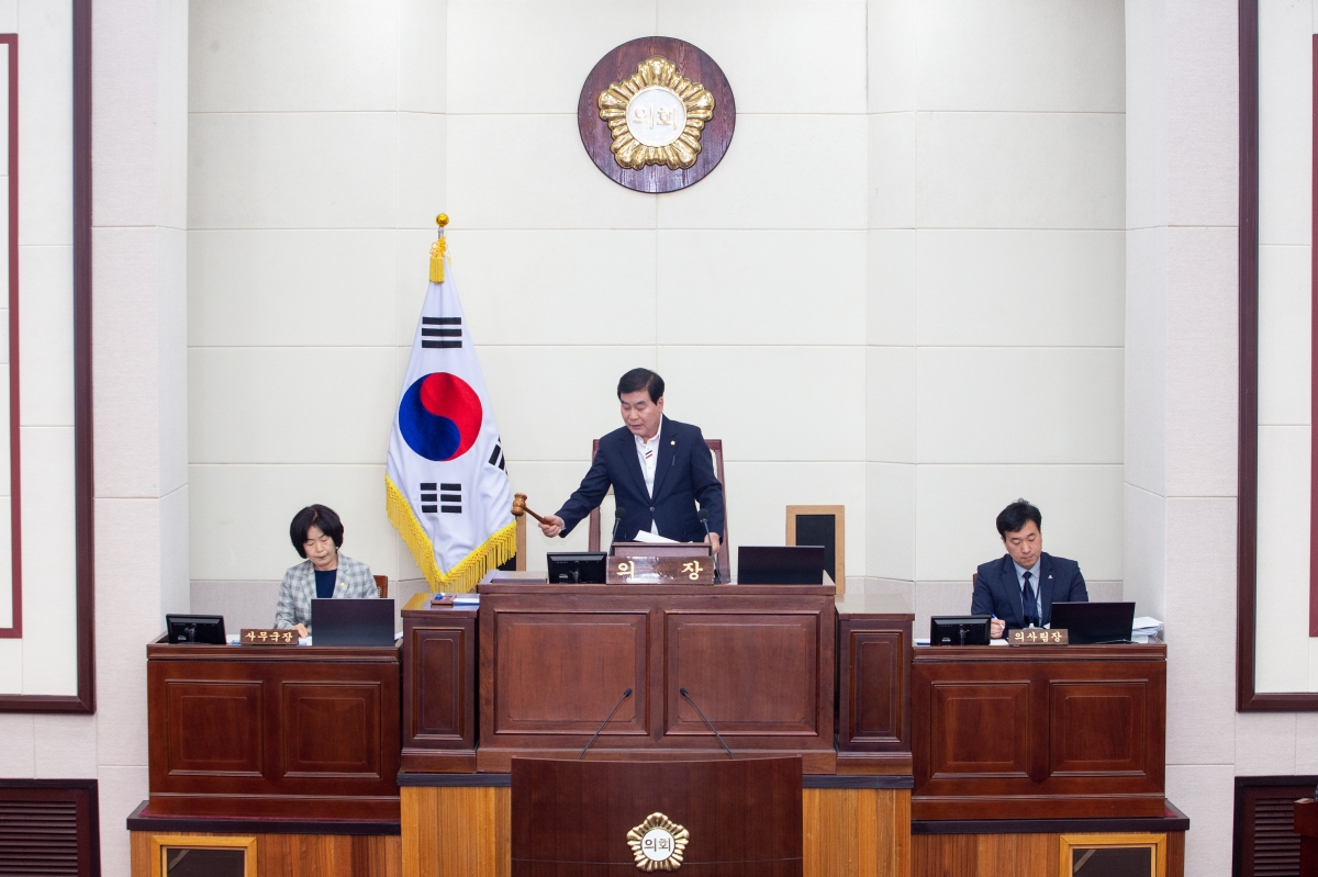 20230509-014[_P7U0889-제267회 임시회 제1차 본회의시 안주찬 의장 회의주제.jpg