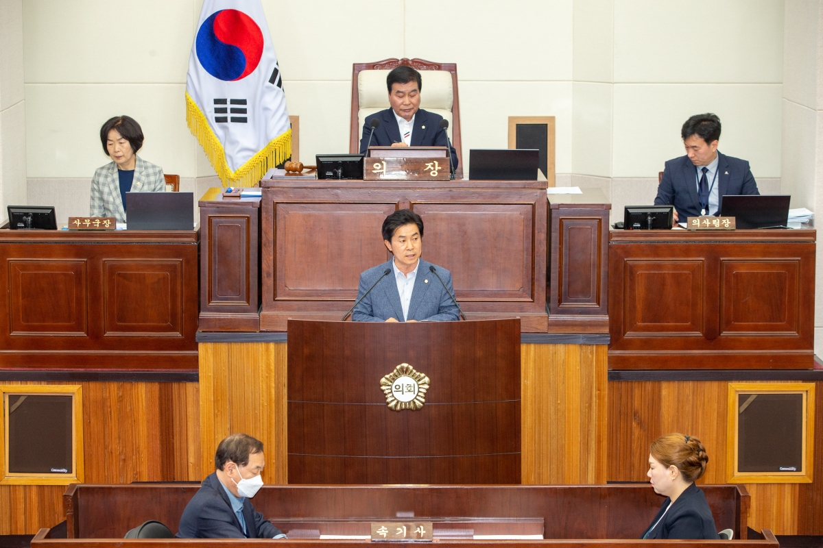 20230509-034[_P7U0950-제267회 임시회 제1차 본회의시 강승수 신공항이전지원특별위원장 당선인사.JPG