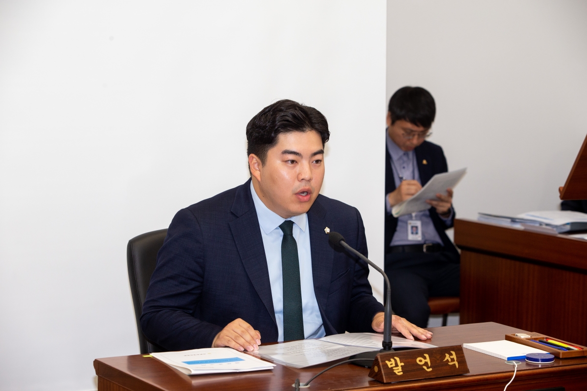 20230510-005[_P7U1041-제267회 임시회 의회운영위원회 조례안 심사활동.JPG