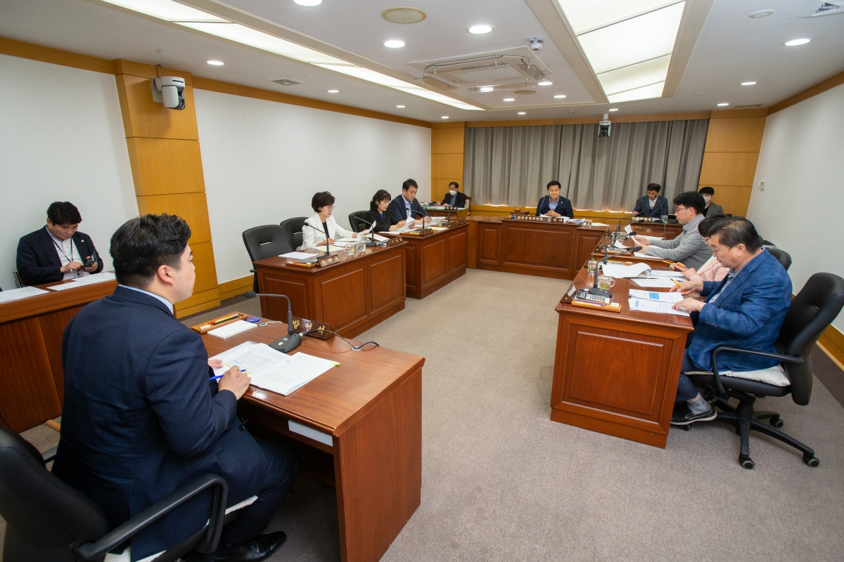 20230510-001[_P7U1043-제267회 임시회 의회운영위원회 조례안 심사활동.JPG