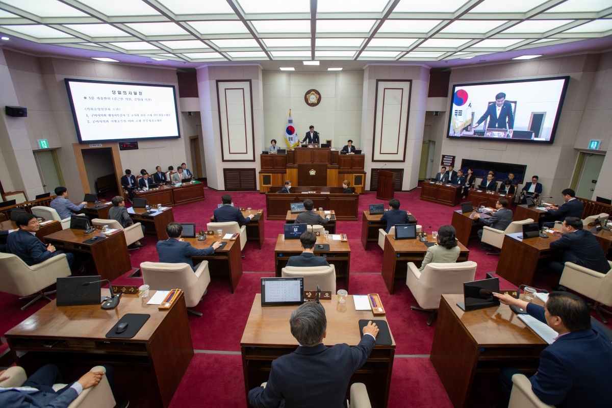 20230515-001[_P7U1975-제267회 임시회 제2차 본회의시 안주찬 의장 회의주재.JPG