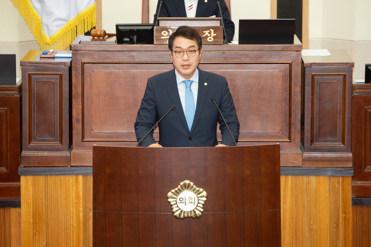 20230515-016[_P7U2016-제267회 임시회 제2차 본회의시 김근한 의회운영위원회부위원장 상임위원회 활동결과보고.JPG
