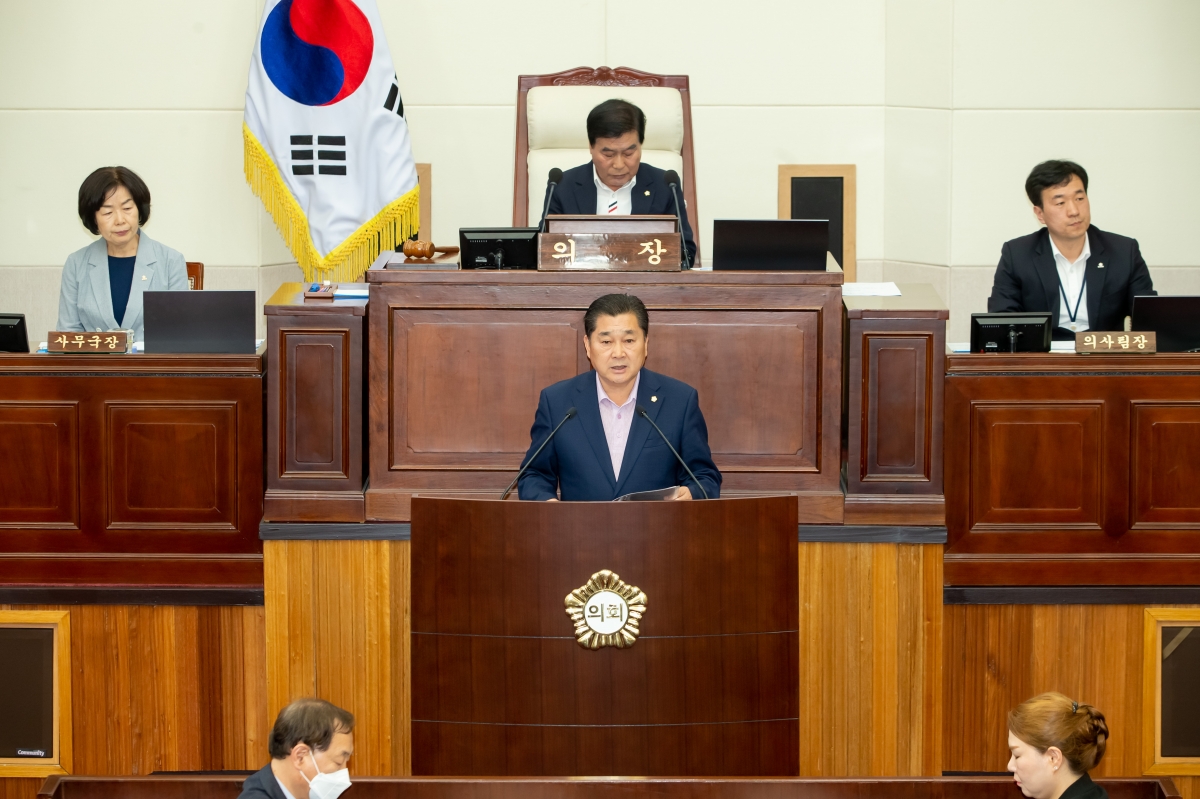 20230515-024[_P7U2038-제267회 임시회 제2차 본회의시 박세채 산업건설위원장 상임위원회 활동결과보고.JPG