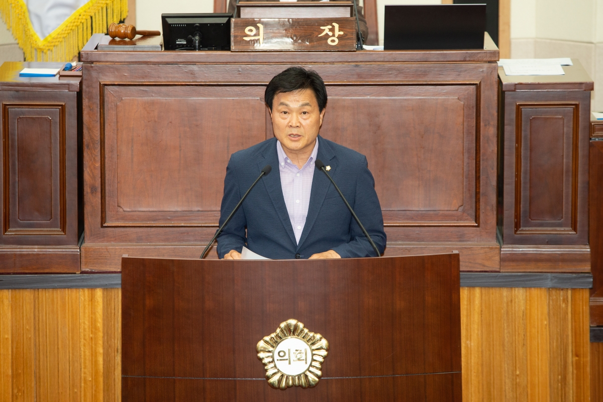 20230602-016[_P7U3395-제268회 정례회 제1차 본회의시 김영태 의회운영위원장 반도체특화단지 구미유치 촉구 결의문 채택의건 제안설명.JPG