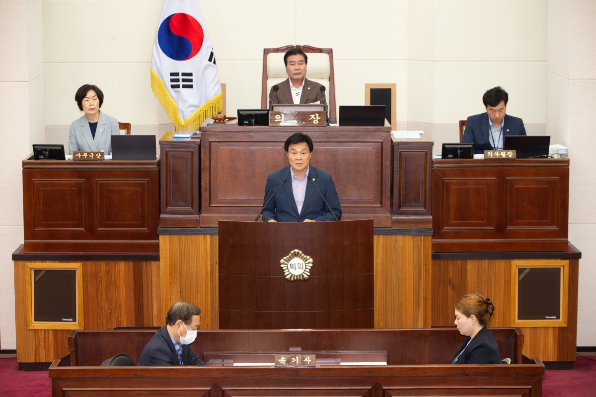 20230602-018[_P7U3400-제268회 정례회 제1차 본회의시 김영태 의회운영위원장 반도체특화단지 구미유치 촉구 결의문 채택의건 제안설명.JPG