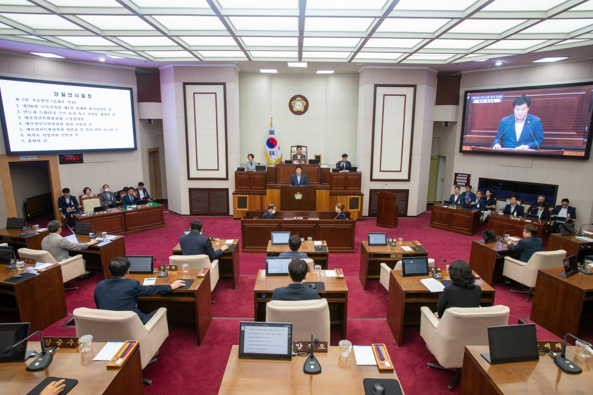 20230602-019[_P7U3402-제268회 정례회 제1차 본회의시 김영태 의회운영위원장 반도체특화단지 구미유치 촉구 결의문 채택의건 제안설명.JPG